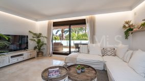 Apartamento en venta en Las Salinas, Estepona Este