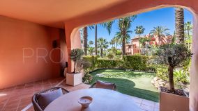 Lujoso Apartamento en Planta Baja con Vistas al Mar en Torre Bermeja, Estepona