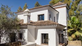 Hermosa villa de estilo andaluz ubicada dentro de una pequeña comunidad cerrada en La Quinta, Benahavis.