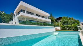 Villa with fantastic sea views in Estepona area