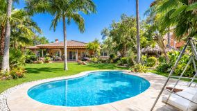 Villa for sale in Atalaya de Rio Verde, Nueva Andalucia