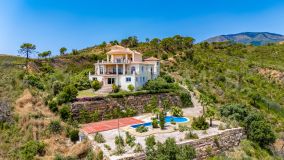 Villa for sale in Altos de Estepona