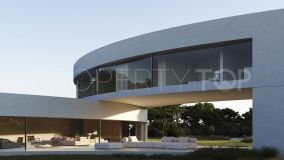 Villa contemporánea en Sotogrande rodeada de árboles y belleza natural