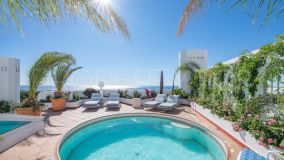 Ático dúplex con vistas panorámicas al mar en Jardines Colgantes, Marbella Hill Club