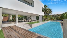 Villa for sale in La Alqueria, Benahavis