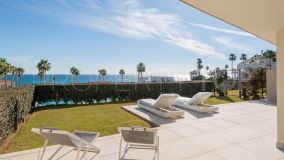 Apartamento en planta baja con vistas espectaculares al mar en primera línea de playa