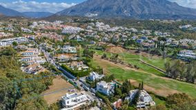 Excepcional parcela en una tranquila calle sin salida en La Cerquilla, a pasos del campo de golf Las Brisas