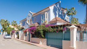 Semi-detached villa with sea views next to the beach and walking distance to Puerto Banús