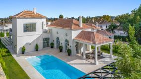 Villa for sale in La Cerquilla, Nueva Andalucia