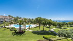 Apartamento con vistas a la montaña y al mar en la codiciada comunidad de La Trinidad, Marbella.