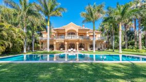 Elegante villa junto a la playa en una excelente ubicación de Guadalmina Baja