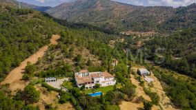Villa for sale in El Velerin, Estepona Est