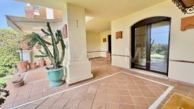 Apartamento Planta Baja en venta en Los Arqueros, Benahavis