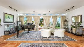 Villa for sale in Altos de Estepona