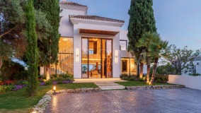 Villa for sale in Los Naranjos, Nueva Andalucia