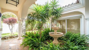 Villa for sale in Paraiso Barronal, Estepona Est