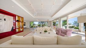 Villa for sale in Aloha, Nueva Andalucia