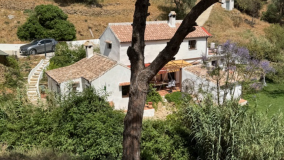 Villa for sale in Casares