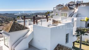 Zweistöckiges Penthouse zu verkaufen in Marbella Club Hills, Benahavis