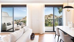 Penthouse with spectacular sea views in Limonar, Malaga East