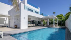 Contemporary villa with walking distance to the beach