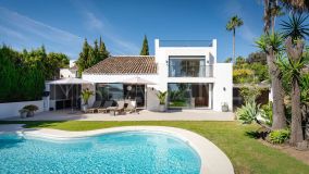 Villa for sale in Los Naranjos, Nueva Andalucia