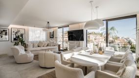 Villa for sale in Los Naranjos Hill Club, Nueva Andalucia