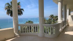 Luxury newly renovated flat with panoramic views on the beach.
