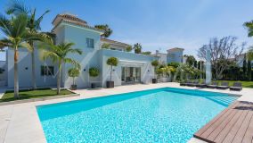 Villa en venta en El Paraiso Playa, Estepona