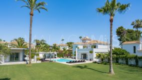 Villa for sale in El Paraiso Playa, Estepona East
