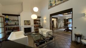 Villa for sale in El Paraiso, Estepona East