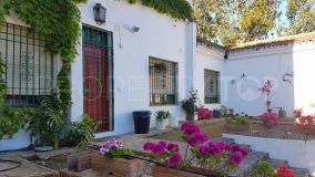 Detached house of Andalusian rustic design of almost 1000 m² built on a plot of 13,600 m².