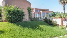 Fantastic 5 bedroom villa in the residential area of Torrequinto with garden and swimming pool