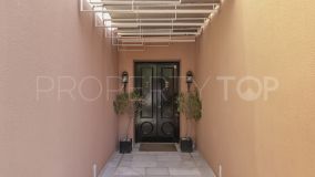 Villa de 5 dormitorios en la urbanización de Torrequinto con jardín y piscina