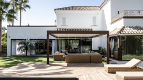 Exquisita villa de lujo de 4 dormitorios cerca de Puerto Banús: ¡Tu oasis privado te espera!