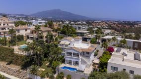 Exquisita Villa de 5 Dormitorios Recientemente Reformada en La Alquería: Una Fusión de Lujo, Tecnología y Vistas Panorámicas al Mar - Benahavís