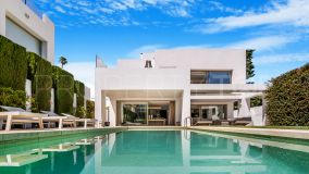 Villa moderna a estrenar de 4 dormitorios en segunda línea de playa, a poca distancia de Puerto Banús en Rio Verde Playa, Milla de Oro - Marbella