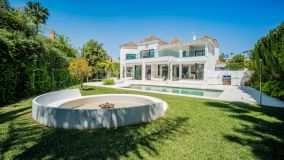Exquisita villa de 5 dormitorios en la prestigiosa comunidad de Parcelas del Golf en Nueva Andalucía