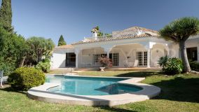 Andalusian charm: Exquisite 3 bedroom villa with guest house and sea views in El Paraíso