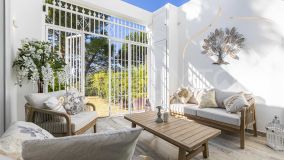 Soleado apartamento reformado de 2 dormitorios con jardín y vistas al mar en Las Terrazas de La Quinta - Benahavis