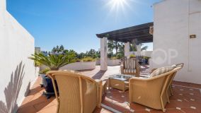 Lo mejor de la vida costera: soleado ático andaluz de 3 dormitorios a 200 m de la playa en Jardines de Ventura del Mar - Puerto Banús