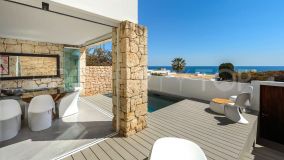 Escapada lujosa y moderna: apartamento de 2 dormitorios recientemente renovado en Roca Llisa con impresionantes vistas al mar
