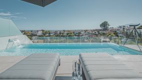 Extraordinaria villa de 4 dormitorios con vistas al mar y a poca distancia de la playa en Nueva Andalucía