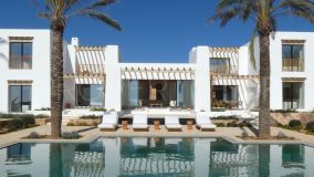 Exquisita villa de 5 dormitorios frente al mar de Blakstad: un oasis mediterráneo de lujo y elegancia