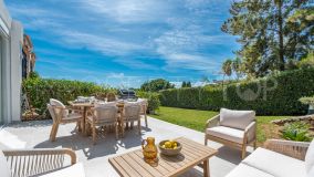 Fabuloso apartamento con jardín de 3 dormitorios completamente reformado y vistas al mar en Terrazas de La Quinta - Benahavis