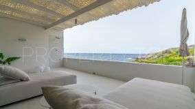 Elegancia junto al mar: Casa adosada modernizada de 3 dormitorios con espectaculares vistas al mar en Roca Llisa