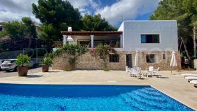High quality 5 bedroom family villa with sea views, pool and rental license between San Carlos and Cala Llenya.
