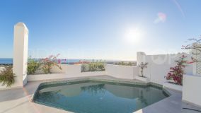 Lujoso ático dúplex de 3 dormitorios con piscina privada y vistas al mar en Jardines Colgantes, Milla de Oro - Marbella