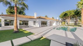 Elegante villa de 4 dormitorios y un nivel en primera línea de golf en Guadalmina Alta, San Pedro de Alcántara