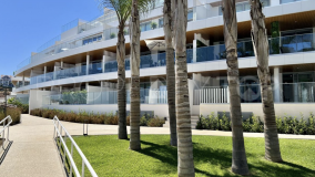 Apartamento contemporáneo de 2 dormitorios con jardín, piscina privada y vistas parciales al mar en One Residences, Calanova Golf - Mijas Costa
